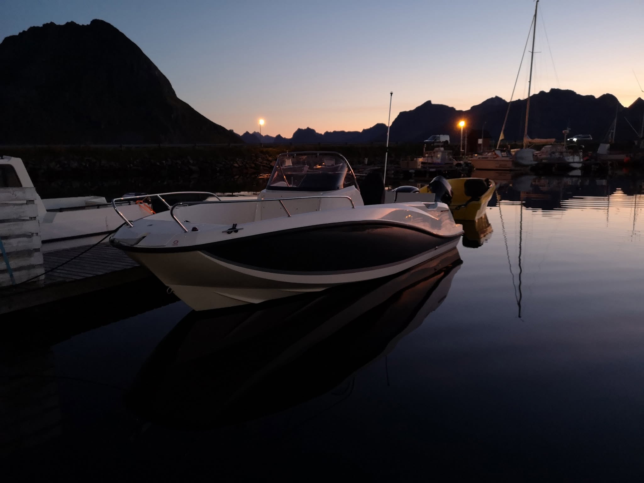 Båt ved kai i Lofoten